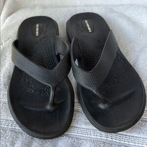 OKABASHI Maui  Black Rubber Flip Flops - Sandals Women’s Size M/L